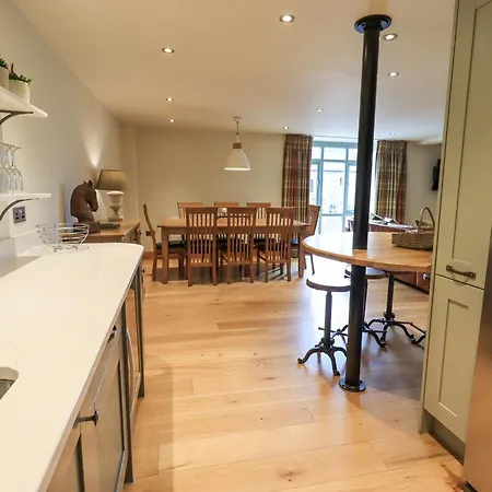 Holiday home Yew